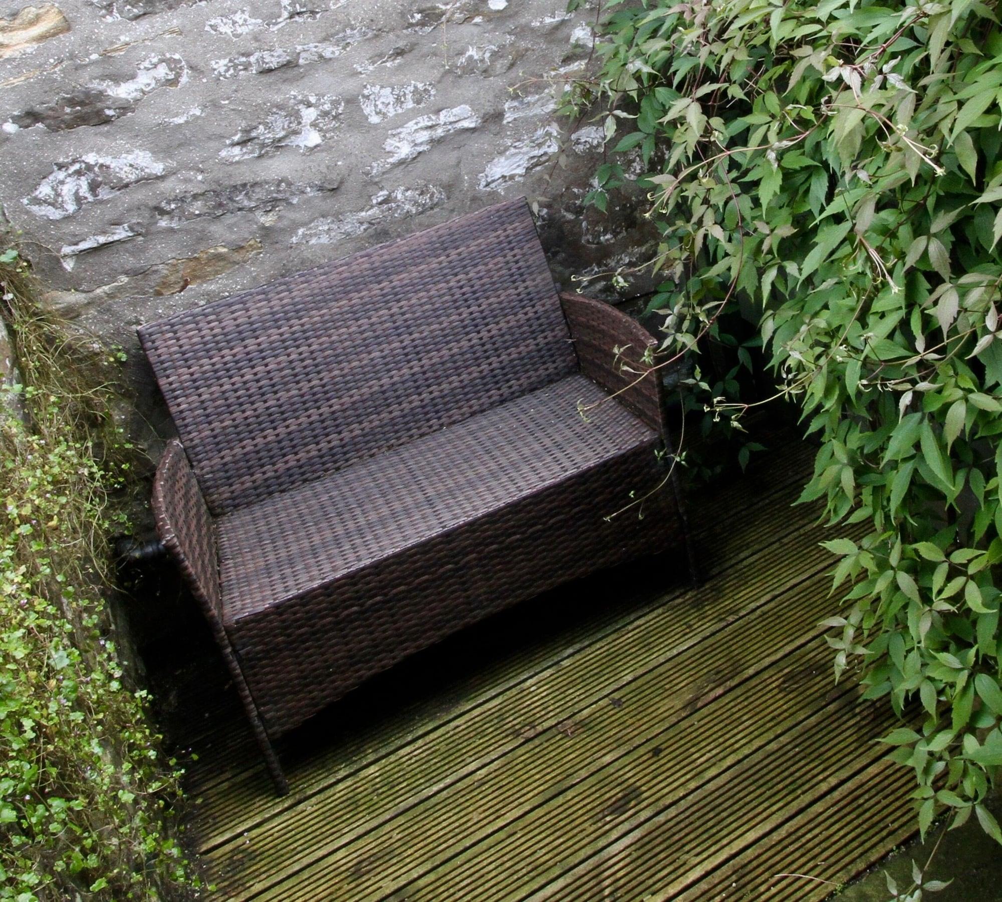 Ashfield House Hotel Grassington Ngoại thất bức ảnh A rattan bench
