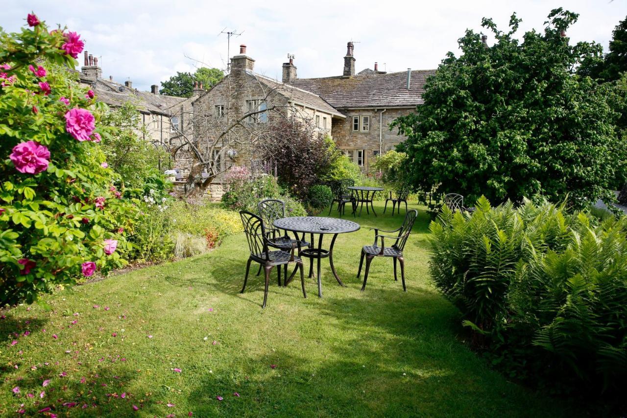 Ashfield House Hotel Grassington Ngoại thất bức ảnh The garden of the Old Swan