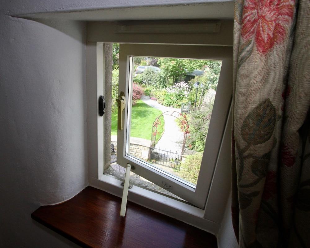 Ashfield House Hotel Grassington Ngoại thất bức ảnh A window open for ventilation