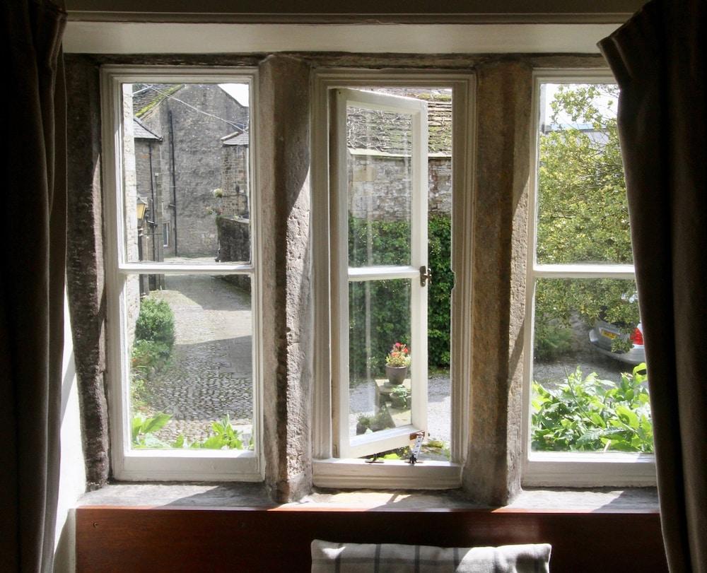 Ashfield House Hotel Grassington Ngoại thất bức ảnh A window with a mullion frame