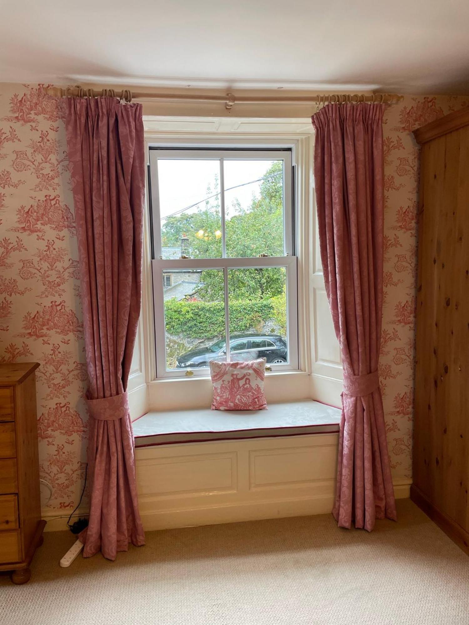 Ashfield House Hotel Grassington Phòng bức ảnh A window with a window seat