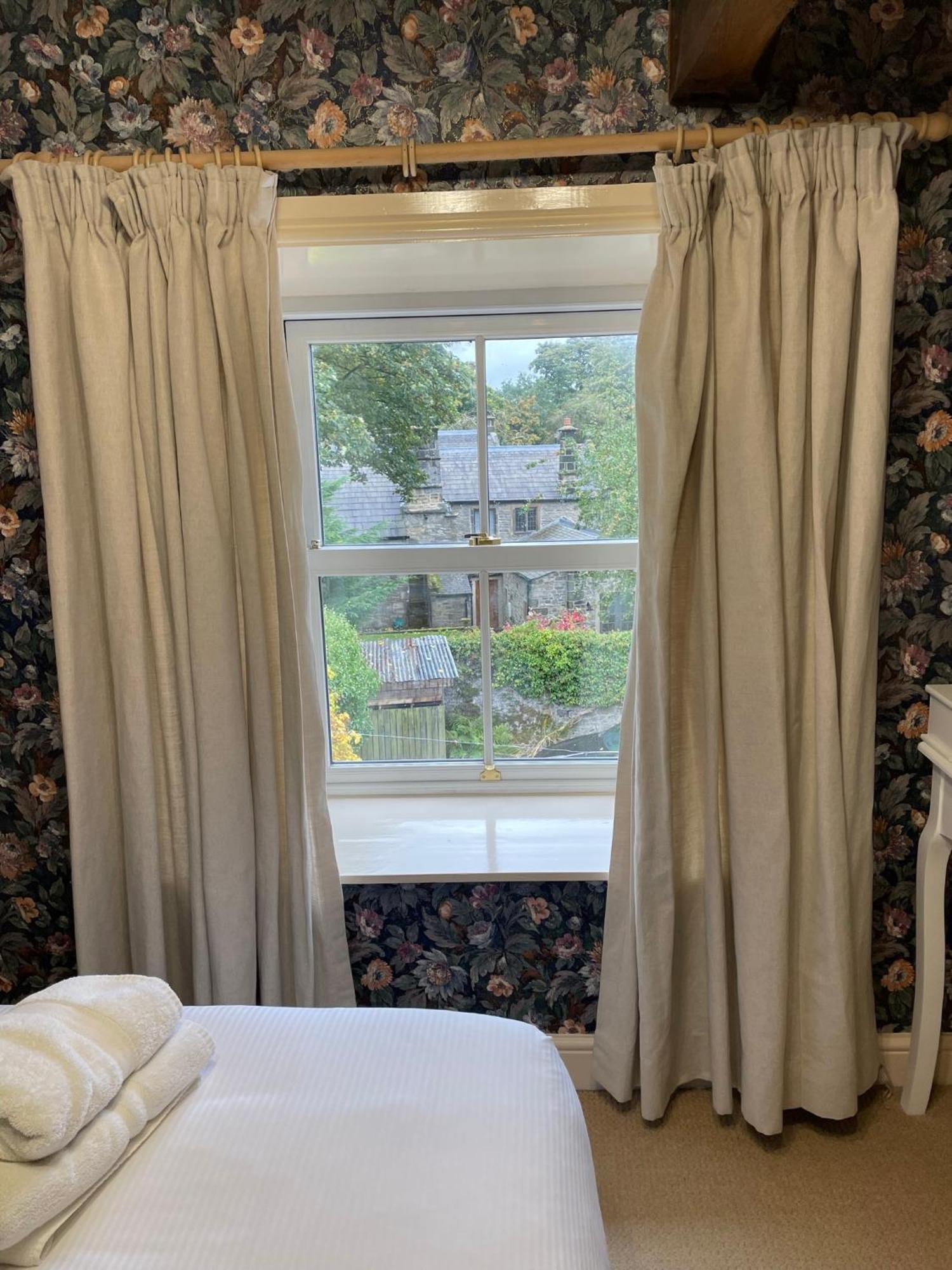 Ashfield House Hotel Grassington Phòng bức ảnh Curtains in a window