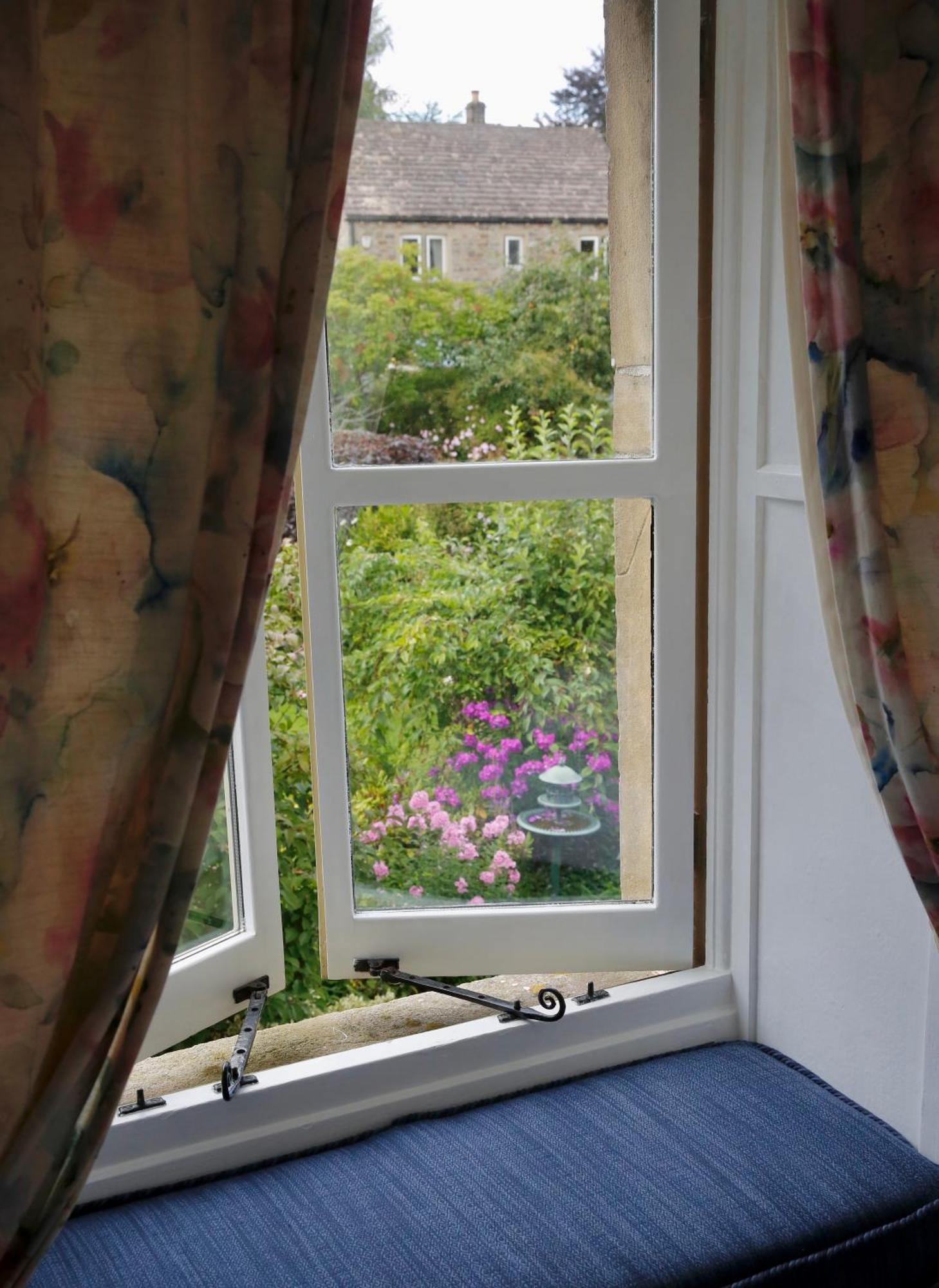 Ashfield House Hotel Grassington Phòng bức ảnh A window with curtains
